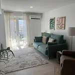 Comfortable 1 Bedroom Home From Home, Sunny, Sea & Mountain Views