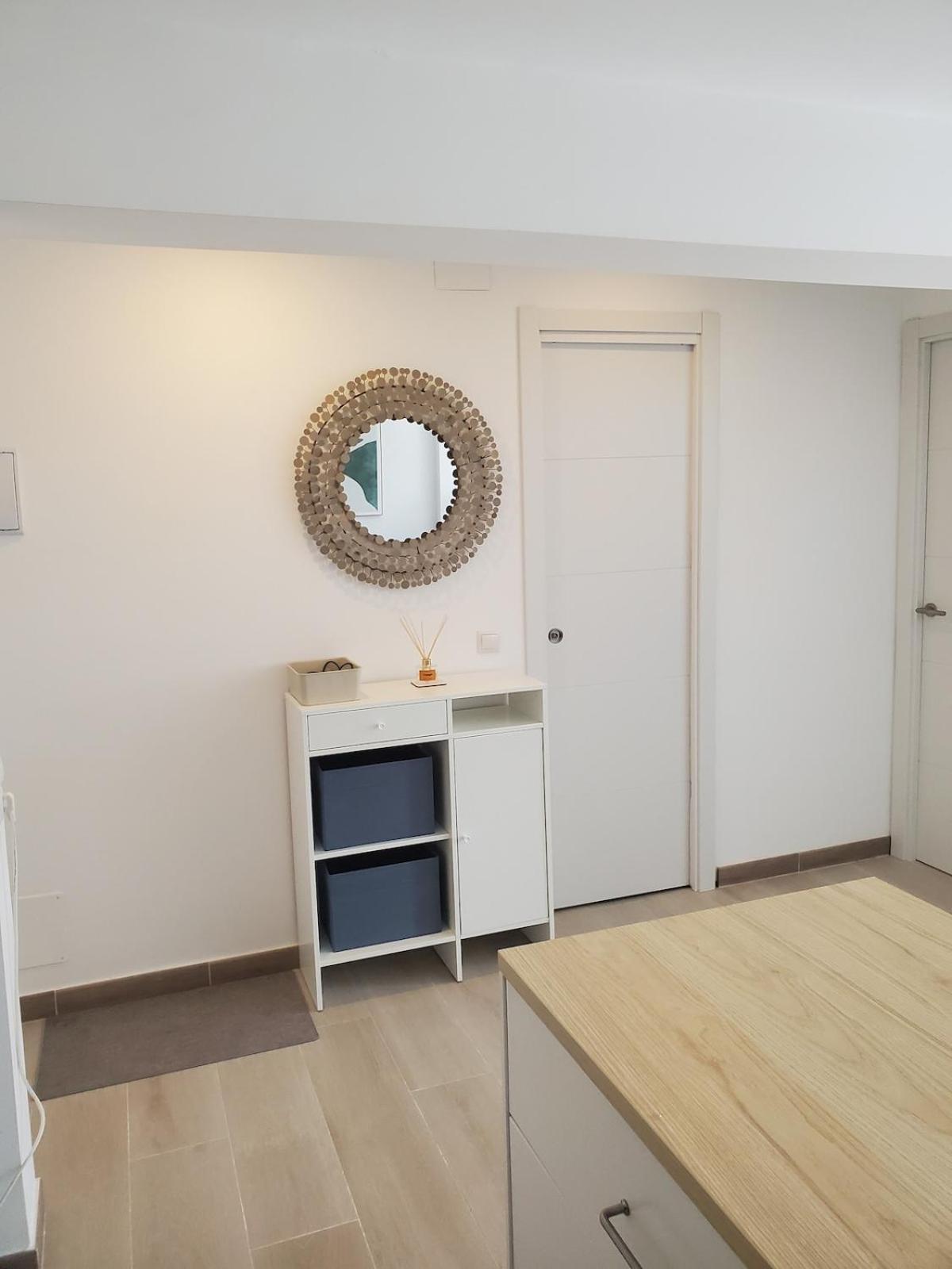 Comfortable 1 Bedroom From Home, Sunny, Sea & Mountain Views Apartamento